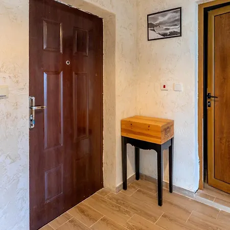 Ares Slopeside Apartment